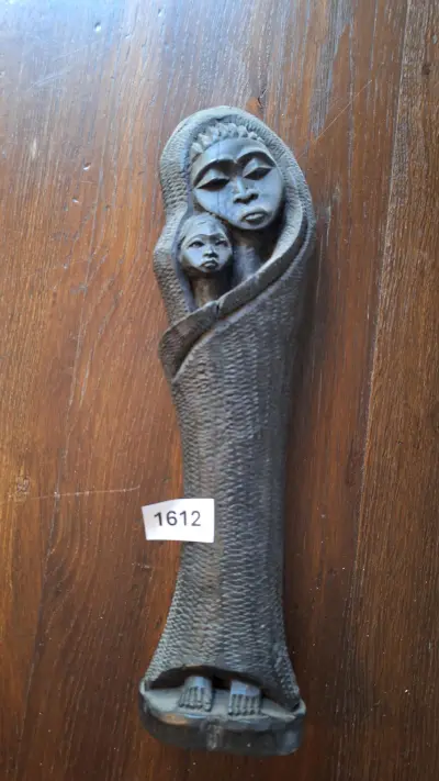 Handgesneden Afrikaans houten sculptuur van een moeder en kind – kavel bij Goeiendeal, Houthalen-Helchteren