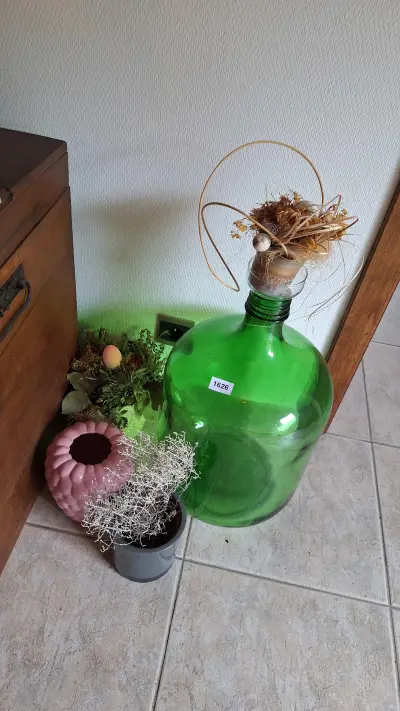 Grote groene gistingsfles met kurk en droogbloemdecoratie samen met twee kleine bloempotten – kavel bij Goeiendeal, Houthalen-Helchteren
