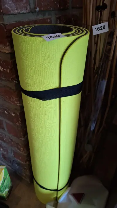 Fluorgele fitnessmat van het merk Spokey met een zwarte elastische draagriem – kavel bij Goeiendeal, Houthalen-Helchteren