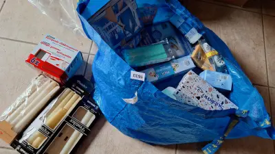 Blauwe draagtas met een gevarieerde partij huishoudelijke artikelen waaronder vlekkenponzen, diepvrieszakken en Festilux kaarsen – kavel bij Goeiendeal, Houthalen-Helchteren