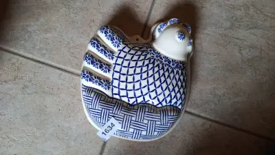 Wanddecoratie of bakvorm in de vorm van een kip met een blauw-wit patroon – kavel bij Goeiendeal, Houthalen-Helchteren