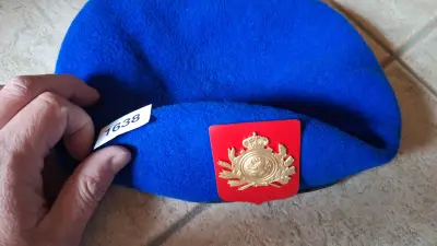 Blauwe baret voorzien van een rood-goudkleurig embleem – kavel bij Goeiendeal, Houthalen-Helchteren