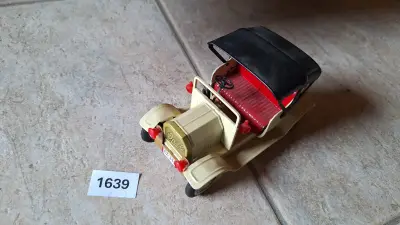 Vintage speelgoedauto in de stijl van een klassieke oldtimer met een rood interieur – kavel bij Goeiendeal, Houthalen-Helchteren