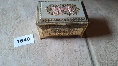 Gedecoreerd goudkleurig sieradendoosje op pootjes met bloemreliëf op het deksel – kavel bij Goeiendeal, Houthalen-Helchteren