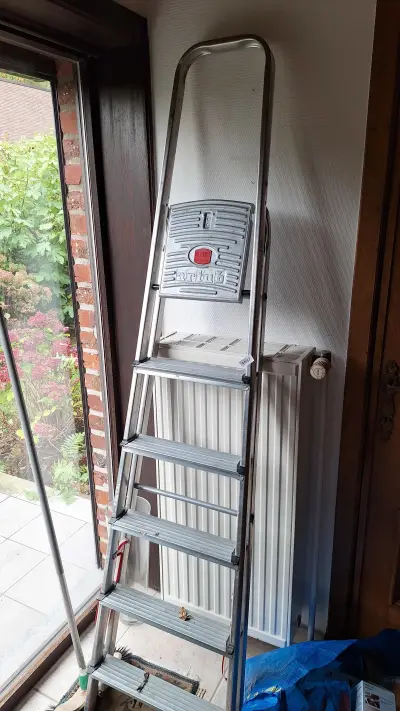 Ladder met zes treden van het merk Saritub – kavel bij Goeiendeal, Houthalen-Helchteren