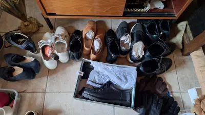 Partij diverse gedragen schoenen waaronder veterschoenen, pumps en sneakers, inclusief één paar in originele schoenendoos – kavel bij Goeiendeal, Houthalen-Helchteren