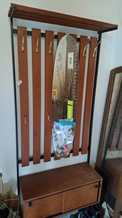 Klassieke halgarderobe met kledinghaken, een passpiegel en een geïntegreerd schoenenkastje met schuifdeuren – kavel bij Goeiendeal, Houthalen-Helchteren