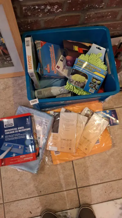Blauwe opbergbox gevuld met een partij schoonmaakartikelen w – kavel bij Goeiendeal, Houthalen-Helchteren
