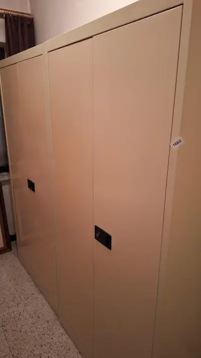 Set van twee beige tweedeurs Metalen archiefkasten voorzien van verzonken handgrepen – kavel bij Goeiendeal, Houthalen-Helchteren