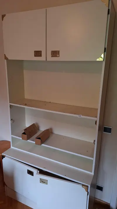 Witte wandkast met twee openslaande deuren aan de bovenzijde, open schappen en een onderkast met twee deuren – kavel bij Goeiendeal, Houthalen-Helchteren
