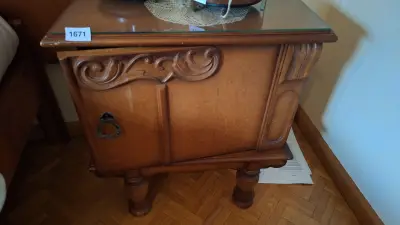 Klassiek nachtkastje met een glazen top en een klapdeur voorzien van houtsnijwerk – kavel bij Goeiendeal, Houthalen-Helchteren