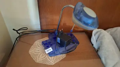 Blauwe kunststof bureaulamp met flexibele hals en pennenhouder – kavel bij Goeiendeal, Houthalen-Helchteren