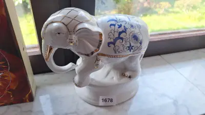 Porseleinen beeldje van een olifant met blauwe bloemmotieven en goudkleurige details – kavel bij Goeiendeal, Houthalen-Helchteren