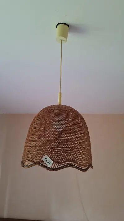 Klassieke hanglamp met een bruine geweven kap en golvende rand – kavel bij Goeiendeal, Houthalen-Helchteren