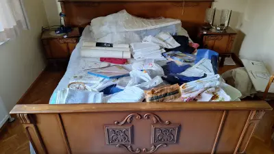 Klassiek tweepersoonsbed met gedecoreerd hoofd-en voeteneinde met lattenbodem en matras – kavel bij Goeiendeal, Houthalen-Helchteren