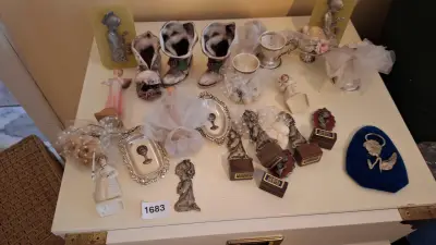 Grote verzameling diverse religieuze en decoratieve beeldjes waaronder engeltjes en communiefiguurtjes – kavel bij Goeiendeal, Houthalen-Helchteren