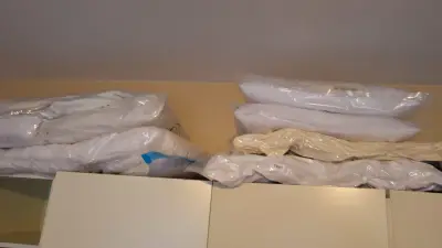 Partij diverse hoofdkussens en dekbedden afzonderlijk verpakt in plastic beschermhoezen – kavel bij Goeiendeal, Houthalen-Helchteren