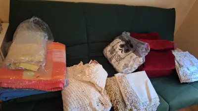 Grote partij huishoudtextiel waaronder diverse spreien, gehaakte lakens en dekens – kavel bij Goeiendeal, Houthalen-Helchteren