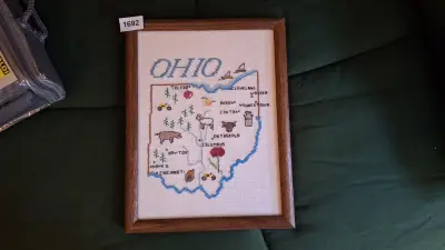Houtkleurige fotolijst met een borduurwerk van de kaart van de staat Ohio – kavel bij Goeiendeal, Houthalen-Helchteren