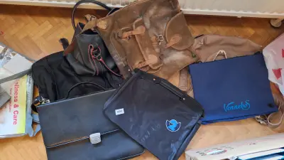 Partij diverse tassen waaronder aktetassen, een suède rugzak en een schoudertas van Vennebos – kavel bij Goeiendeal, Houthalen-Helchteren