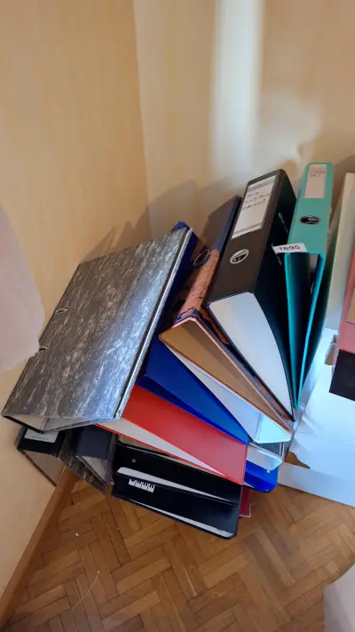 Stapel diverse gekleurde ordners en ringmappen – kavel bij Goeiendeal, Houthalen-Helchteren