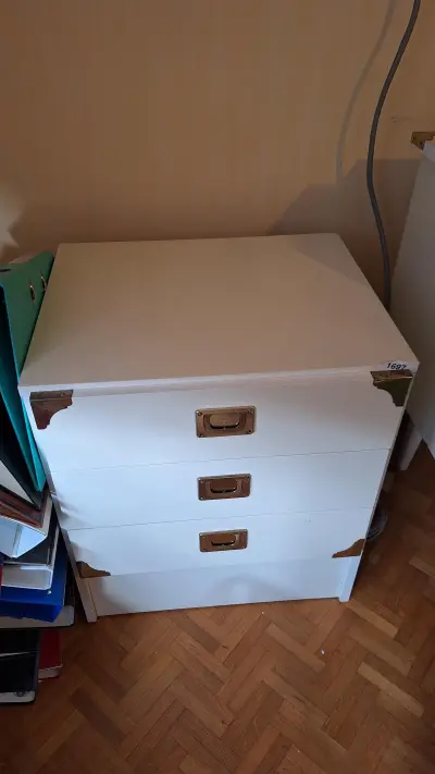 Witte ladekast met drie laden en goudkleurige hoekbeschermers – kavel bij Goeiendeal, Houthalen-Helchteren