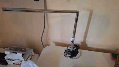 Minimalistische bureaulamp met een slanke opbouw en verstelbare arm – kavel bij Goeiendeal, Houthalen-Helchteren