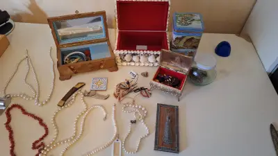 Set diverse sieraden en opbergdoosjes waaronder parelkettingen, een schelpenkistje en een blik met landschapsdecoratie – kavel bij Goeiendeal, Houthalen-Helchteren