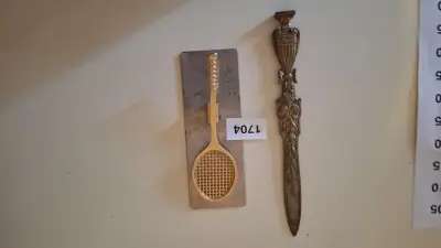 Goudkleurige briefopener met reliëfversiering en een bijbehorende klem in de vorm van een tennisracket – kavel bij Goeiendeal, Houthalen-Helchteren