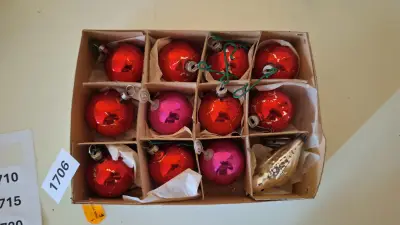 Kartonnen doosje met 12 vintage glazen kerstballen in rode en roze tinten waaronder één vogelvormig ornament – kavel bij Goeiendeal, Houthalen-Helchteren