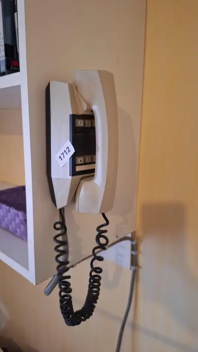 Witte wandtelefoon zelf te demonteren van de muur – kavel bij Goeiendeal, Houthalen-Helchteren