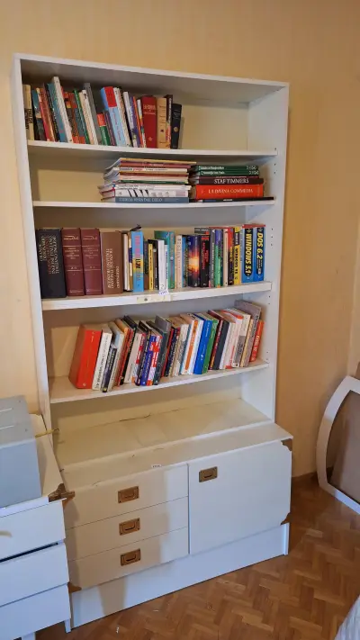 Witte boekenkast met vier legplanken en een onderkast voorzien van drie laden en een deurtje exclusief inhoud – kavel bij Goeiendeal, Houthalen-Helchteren