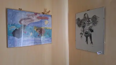 Set van 2 diverse ingelijste wanddecoraties waaronder een kindertekening en een abstracte zwart-wit prent – kavel bij Goeiendeal, Houthalen-Helchteren