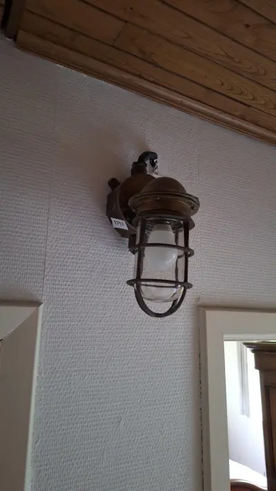 Klassieke wandlamp in scheepsstijl voorzien van een beschermkorf – kavel bij Goeiendeal, Houthalen-Helchteren