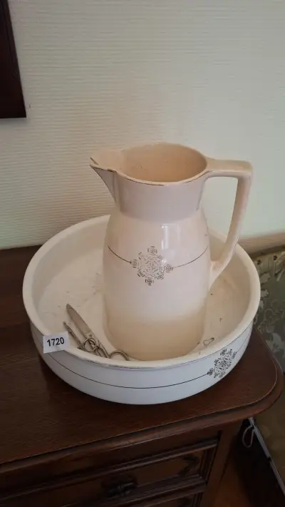 Klassieke waskom met bijbehorende waterkan voorzien van een subtiel sierdecor en goudkleurige randen – kavel bij Goeiendeal, Houthalen-Helchteren