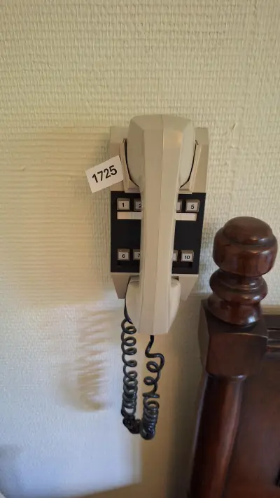 Wandtelefoon voor montage aan de muur met een zwart druktoetsenpaneel zelf te demonteren – kavel bij Goeiendeal, Houthalen-Helchteren