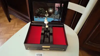 Geopend muziekdoosje met een rood interieur en een miniatuur ballerina werkend – kavel bij Goeiendeal, Houthalen-Helchteren