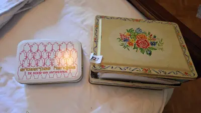Set van twee vintage metalen opbergdozen waaronder een doosje van Antwerpse Handjes met inhoud – kavel bij Goeiendeal, Houthalen-Helchteren