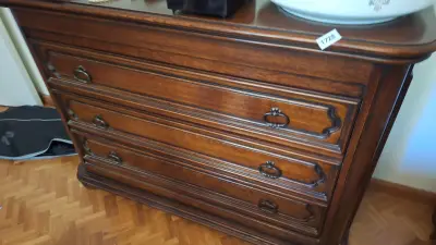 Klassieke commode of ladekast met vier brede laden en sierlijke handgrepen – kavel bij Goeiendeal, Houthalen-Helchteren
