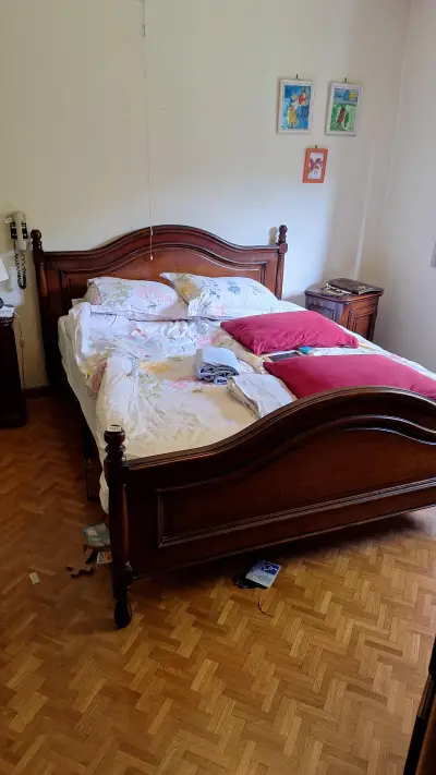 Klassiek tweepersoonsbed met gedecoreerd hoofd-en voeteneinde exclusief matras en lattenbodems – kavel bij Goeiendeal, Houthalen-Helchteren