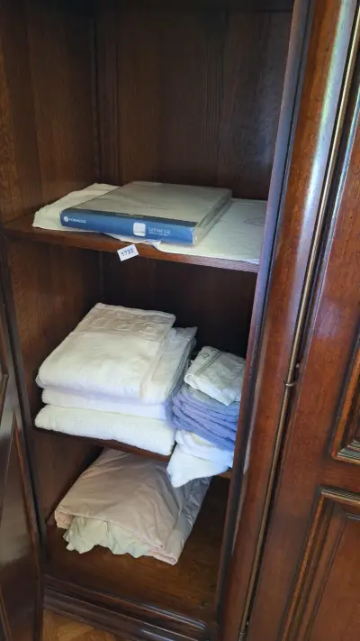Inhoud van een kledingkast bestaande uit diverse lakens en witte handdoeken – kavel bij Goeiendeal, Houthalen-Helchteren