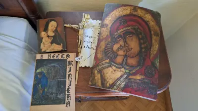 Religieuze set bestaande uit een kruisbeeld en drie diverse afbeeldingen van Maria met kind – kavel bij Goeiendeal, Houthalen-Helchteren
