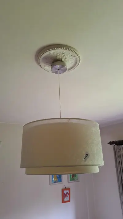 Moderne hanglamp met een dubbele beige stoffen kap – kavel bij Goeiendeal, Houthalen-Helchteren
