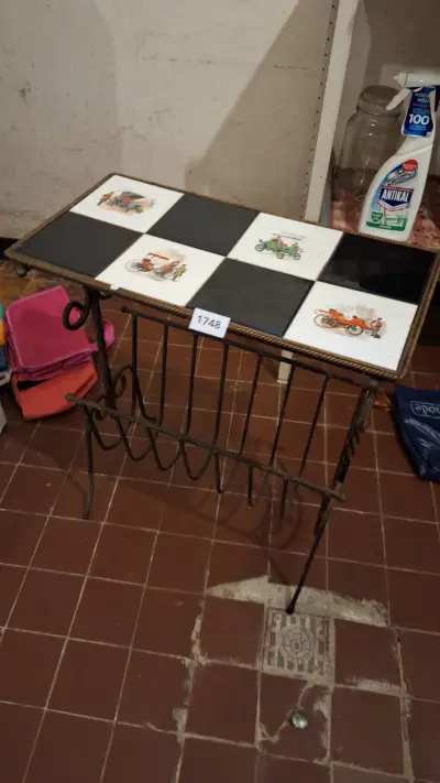 Vintage Siertafeltje met een dambordpatroon van tegels met oldtimer-afbeeldingen en een geïntegreerd lectuurbakje – kavel bij Goeiendeal, Houthalen-Helchteren