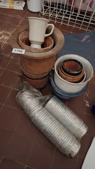 Set van diverse terracotta en witte bloempotten samen met een stapel aluminium schaaltjes – kavel bij Goeiendeal, Houthalen-Helchteren