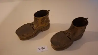 Paar goudkleurige decoratieve asbakken of doosjes in de vorm van laarzen – kavel bij Goeiendeal, Houthalen-Helchteren