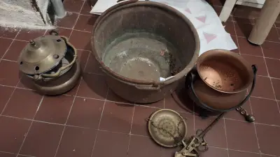 Set van antieke Koper decoratieve kookpotten, een ketel met deksel en een klassieke hangweegschaal – kavel bij Goeiendeal, Houthalen-Helchteren