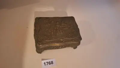 Decoratief sieradendoosje op pootjes voorzien van een reliëfvoorstelling van een gezelschap op het deksel – kavel bij Goeiendeal, Houthalen-Helchteren