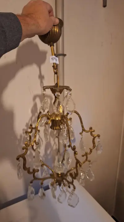 Klassieke kroonluchter met sierlijke armen voorzien van kristalvormige hangers – kavel bij Goeiendeal, Houthalen-Helchteren