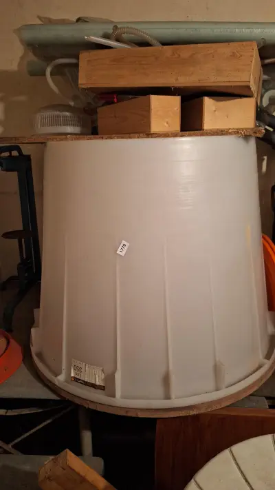 Grote omgekeerde kunststof kuip met een inhoud van 350 liter, samen met enkele houten balken – kavel bij Goeiendeal, Houthalen-Helchteren